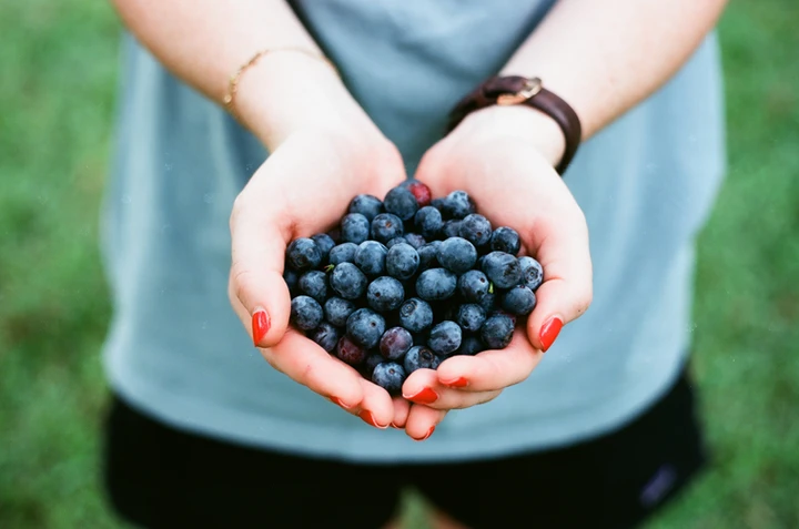 fresh berries for healthy snack during work
