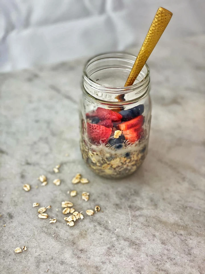 overnight oats with greek yogurt and berries