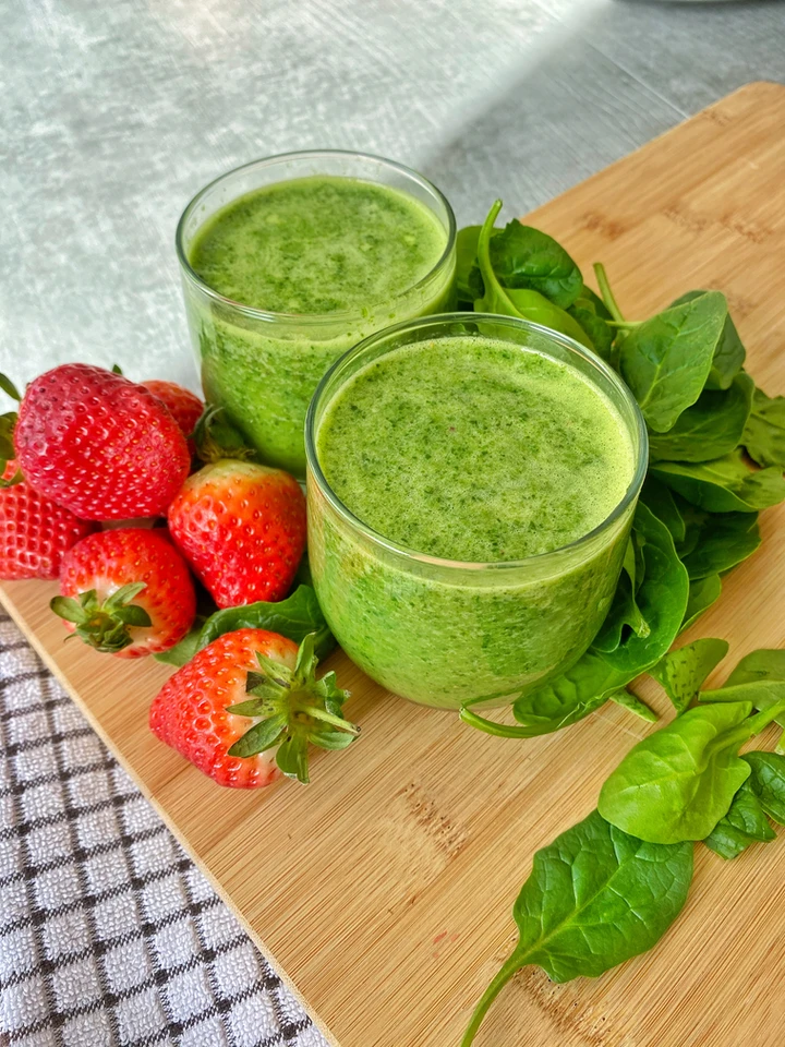 spinach berries strawberries peanut butter green smoothie